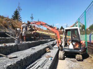 Dřísy – gabion tribuna, obec Dřísy
