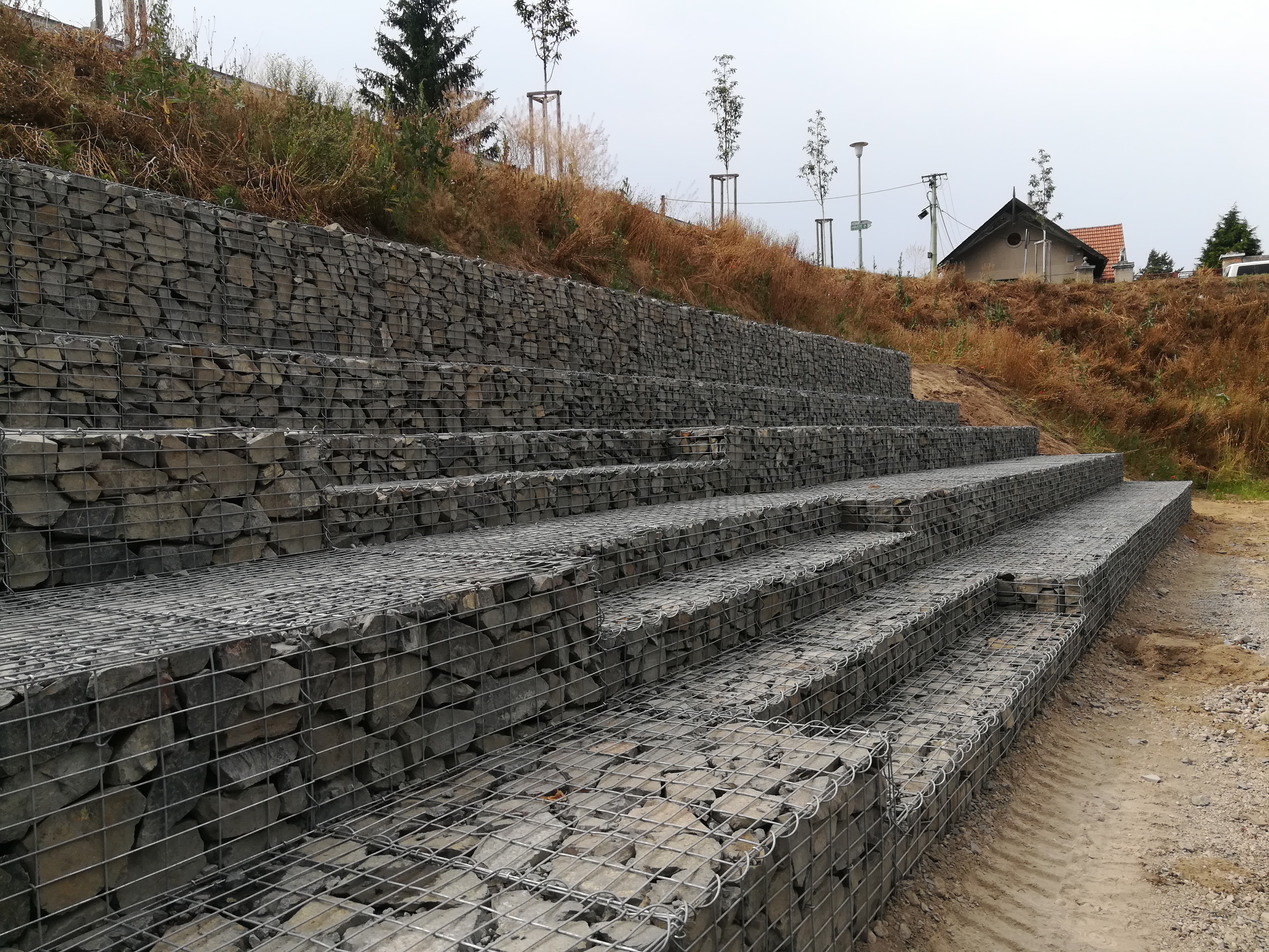 Gabion tribuna, obec Dřísy